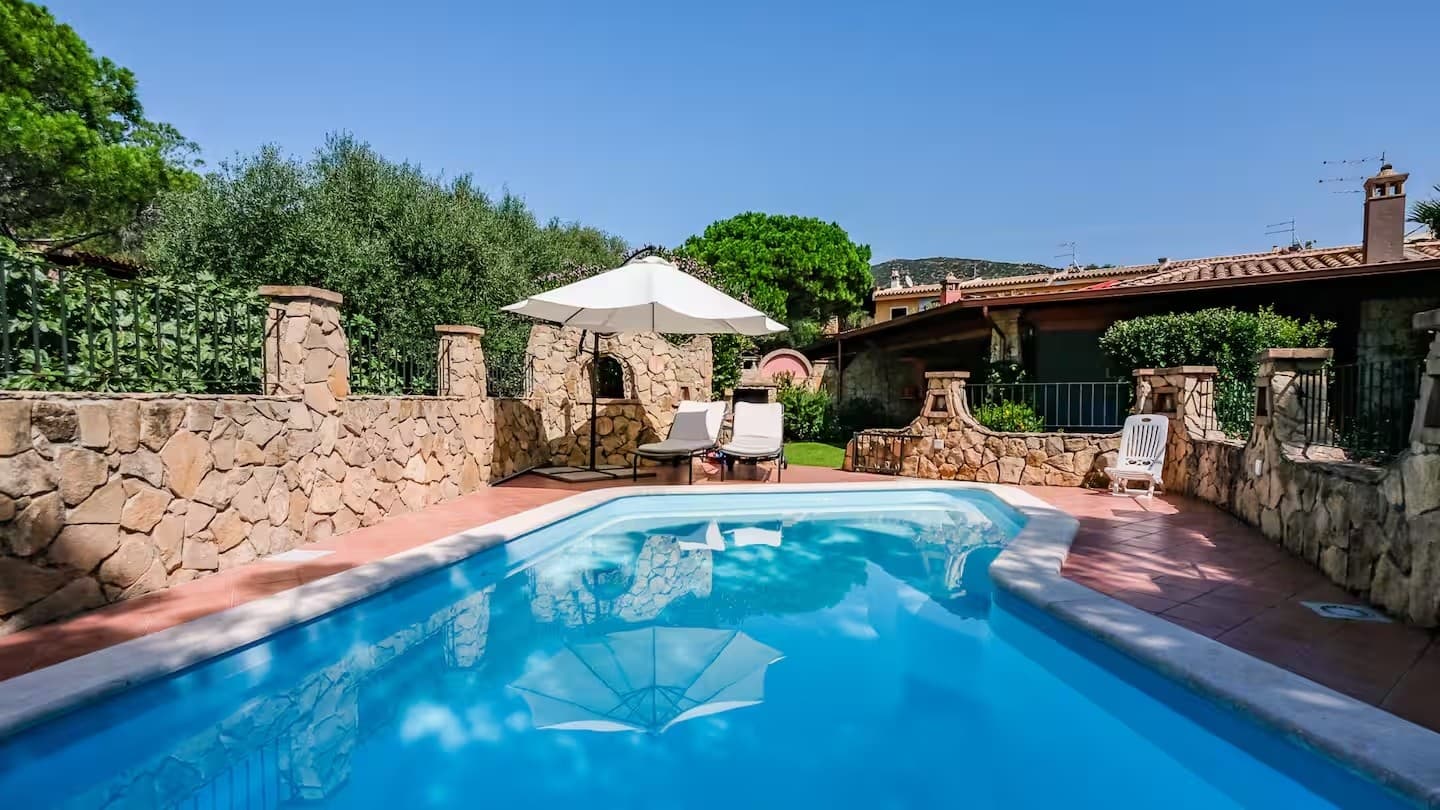 Villa con piscina e muretti in pietra, casa vacanza in Sardegna